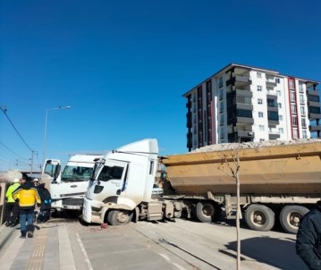 Iki Kamyon Kafa Kafaya Çarpisti Açiklamasi 1 Yarali