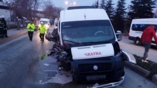 Eskişehir'de viraja hızlı giren işçi servisi ağaca çarptı! Araba hurdaya çıktı