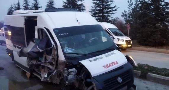 Eskişehir'de viraja hızlı giren işçi servisi ağaca çarptı! Araba hurdaya çıktı