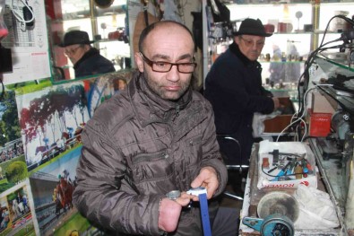 Zamani Tek Parmaginin Ucunda Oynatiyor