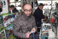 Zamani Tek Parmaginin Ucunda Oynatiyor