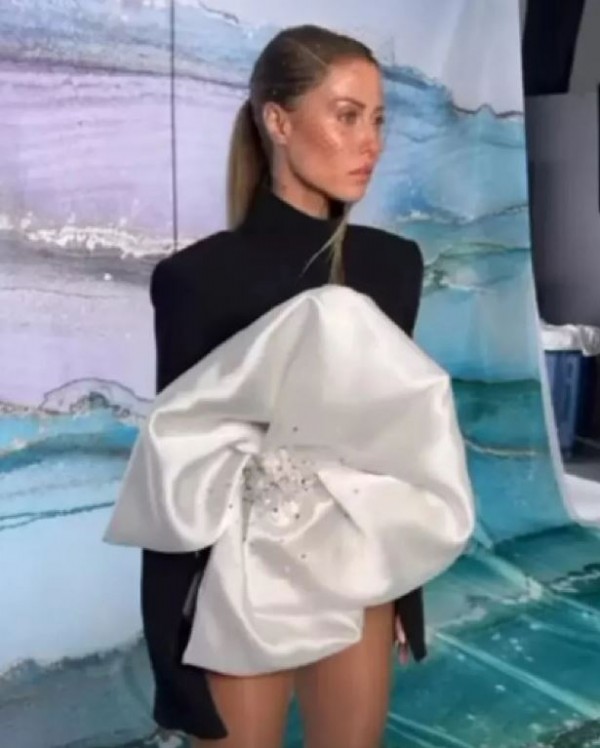 Şarkıcı Derya Uluğ'dan ilginç kostüm!