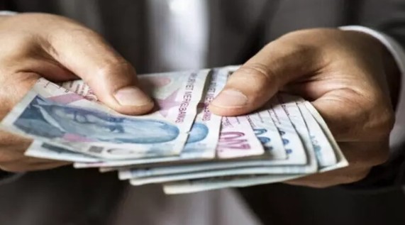 Milyonlarca emekli merakla bekliyordu! Zam farkları bugün hesaplarda