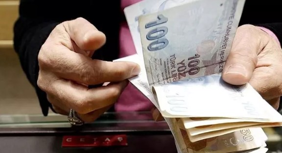 Milyonlarca emekli merakla bekliyordu! Zam farkları bugün hesaplarda