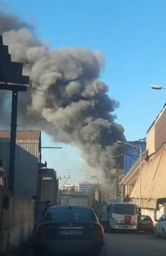 Hatay'da fabrika alev alev yandı