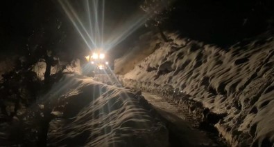 Kar Kalinliginin 3 Metreyi Geçtigi Sirnak'ta Yol Açma Çalismalari Devam Ediyor