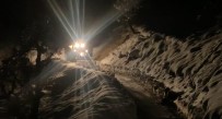 Kar Kalinliginin 3 Metreyi Geçtigi Sirnak'ta Yol Açma Çalismalari Devam Ediyor