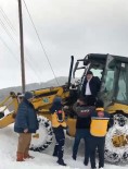 Kar Nedeniyle Evinin Yolu Kapali Olan Hasta, Is Makinesi Ile Ambulansa Getirildi Haberi