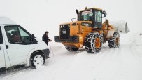 Bayburt'ta Kardan Kapanan Köy Yollari Yeniden Ulasima Açildi
