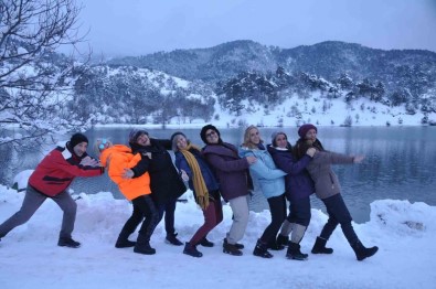Çubuk Gölü'nde Kis Güzelligi Yasaniyor