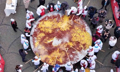 Dev Tavada 3 Bin 500 Adet Yumurta Ve 500 Kilo Sucuk Pisirildi