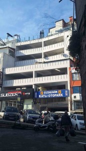 Fatih'te Otoparktaki Bir Araçtan 3 Bin 300 Euro Ile 5 Bin Dolar Çalindi Iddiasi