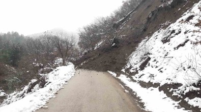 Heyelan Köy Yolunu Ulasima Kapatti