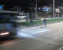 Adana'da can alan kaza! Arkadaşlarıyla şakalaşırken yola çıkan çocuğa minibüs çarptı: O anlar...