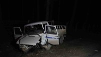 Antalya'da Otomobil Ile Kamyonet Kafa Kafaya Çarpisti Açiklamasi 1 Ölü, 2 Yarali