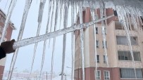 Bitlis'te Çatilardaki Buz Sarkitlarinin Boyu 2 Metreyi Buldu