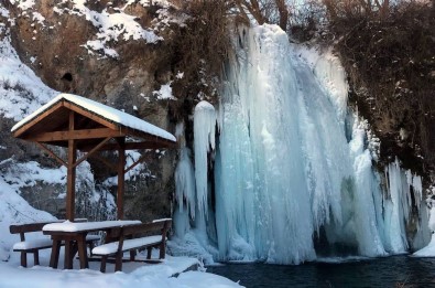 Buz Tutan Selale Kartpostallik Görüntüler Olusturdu