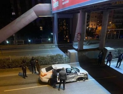 İzmir'in Bayraklı trafik kazası: Refüje çarpan otomobildeki 2 kişi öldü!