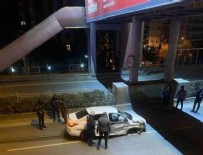 İzmir'in Bayraklı trafik kazası: Refüje çarpan otomobildeki 2 kişi öldü!