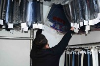Kuru Temizlemecide Unutulan Elbiseler Ihtiyaç Sahiplerini Isitiyor