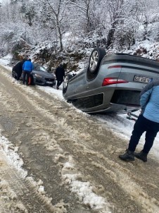 Uludag Yolu Çarpisan Otomobil Pistine Döndü, Kimileri Mahsur Kaldi
