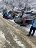 Uludag Yolu Çarpisan Otomobil Pistine Döndü, Kimileri Mahsur Kaldi