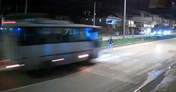 Adana'da can alan kaza! Arkadaşlarıyla şakalaşırken yola çıkan çocuğa minibüs çarptı: O anlar...