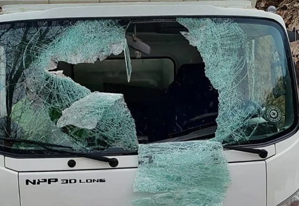 Tunceli’de feci olay! Kaya parçası kamyonun ön camına saplandı: 1 ölü!