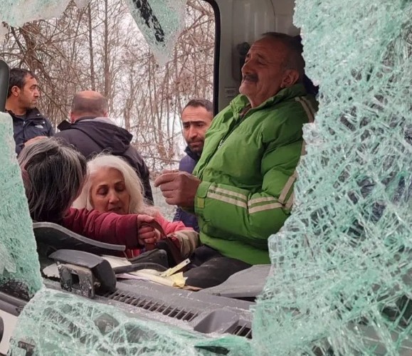 Tunceli’de feci olay! Kaya parçası kamyonun ön camına saplandı: 1 ölü!