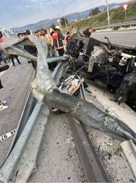 Lastiği patlayan otomobil bariyerlere saplandı