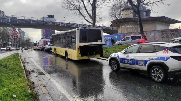 İETT otobüsü duvara çarptı: Yaralılar var!