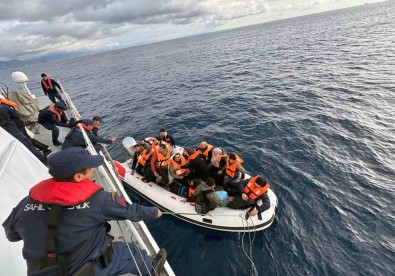 Düzensiz Göçmenleri Tasiyan Bot Arizalandi, Sahil Güvenlik Kurtardi
