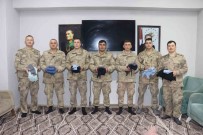 Gurbetçi Meryem Nine'den Jandarmaya Sicak Hediye