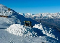 Hakkari'de kar mesaisi... 5 metre karla mücadele