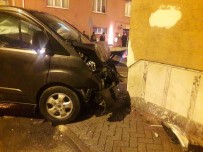 Kamyonet Ile Minibüs Çarpisti, 1 Kisi Yaralandi