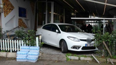 Ordu'da Otomobil Kafe Bahçesine Daldi Açiklamasi 3 Yarali