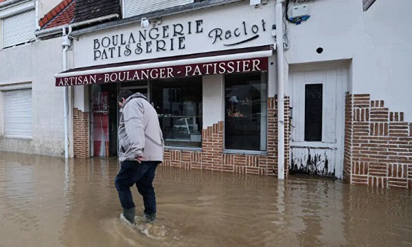 Fransa'da su baskınları sonrası kırmızı alarm: Bir futbol sahası tamamen sular altında kaldı