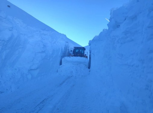 Hakkari'de kar mesaisi... 5 metre karla mücadele