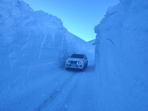 Hakkari'de kar mesaisi... 5 metre karla mücadele