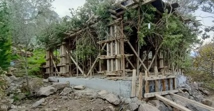 Bodrum’da pes dedirten manzara! Kaçak inşaatı ağaç dallarıyla gizlemeye çalıştılar