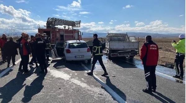 Niğde'de otomobil ile kamyonet çarpıştı! Feci kazada 1 ölü, 2 yaralı var