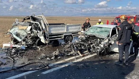 Niğde'de otomobil ile kamyonet çarpıştı! Feci kazada 1 ölü, 2 yaralı var