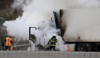 Adana'da seyir halindeki tır cayır cayır yandı