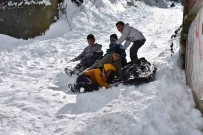 Beyaz Örtüyle Kaplanan Mahallede Posetlerle Kayarak Eglendiler