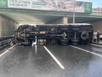 Beylikdüzü E-5'Te Kamyon Devrildi, Yol Trafige Kapandi