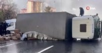 İstanbul E-5 Karayolu'nda kamyon devrildi! Trafik tamamen durdu