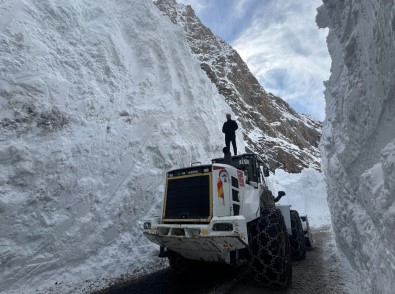 Yüksekova'da Çig Bölgesindeki Kar Kalinligi 10 Metreyi Geçti