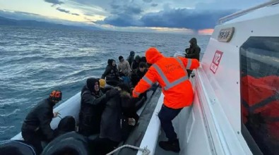 Yunanistan'ın geri ittiği 37 kaçak göçmen kurtarıldı