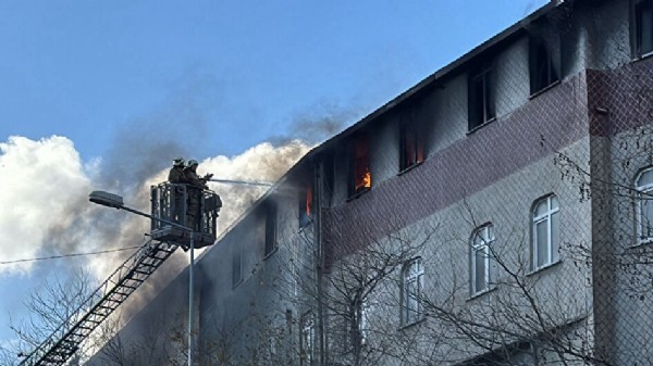 Sultangazi'de dört katlı fabrikada korkutan yangın: Ekipler olay yerine sevk edildi