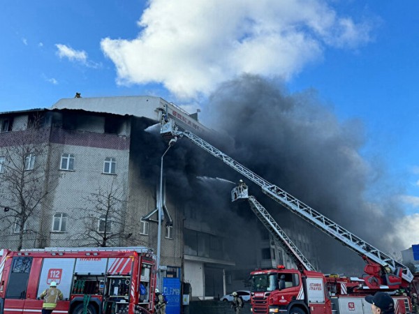 Sultangazi'de dört katlı fabrikada korkutan yangın: Ekipler olay yerine sevk edildi